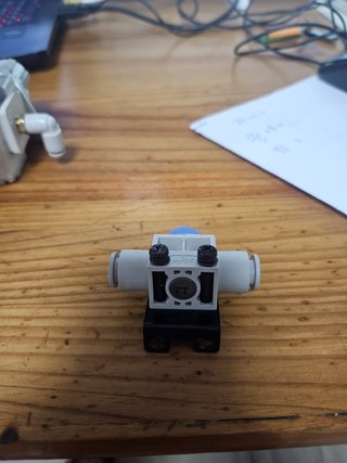 Regulador y filtro SMC 8 racores neumáticos