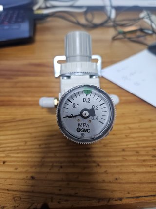Regulador y filtro SMC 8 racores neumáticos