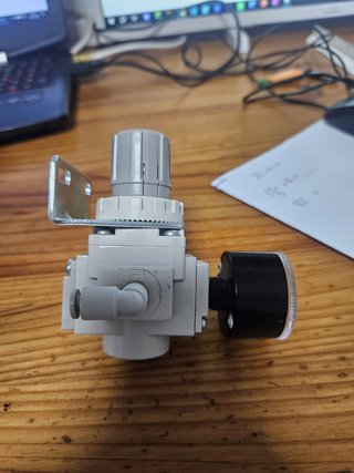 Regulador y filtro SMC 8 racores neumáticos