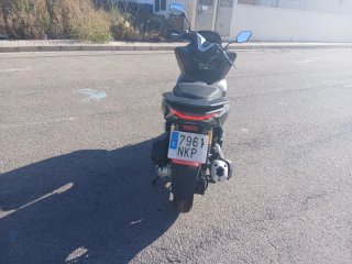 Honda PCX 125 Negra,con 2 cascos 152 k,nueva!