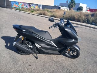 Honda PCX 125 Negra,con 2 cascos 152 k,nueva!