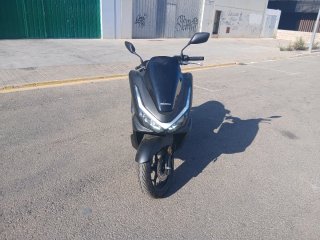 Honda PCX 125 Negra,con 2 cascos 152 k,nueva!