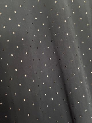 Blusa negra elegante con puntos dorados