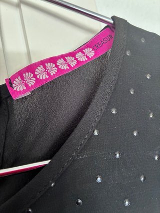 Blusa negra elegante con puntos dorados