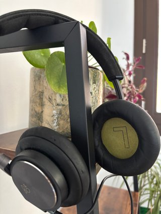 Cascos Bang & Olufsen negros y plateados Beoplay H