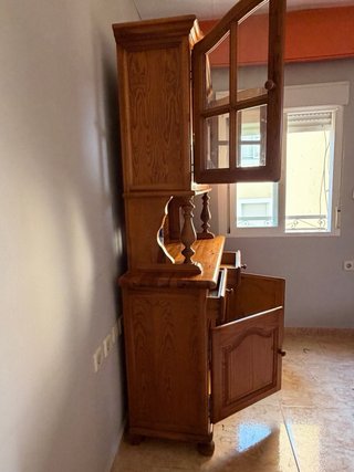 Mueble de pino con vitrina y cajones