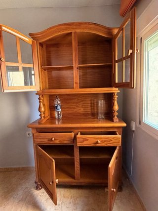 Mueble de pino con vitrina y cajones