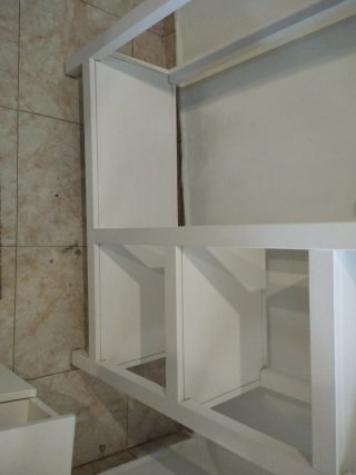 Estantería de madera blanca