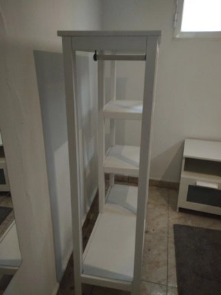 Estantería de madera blanca