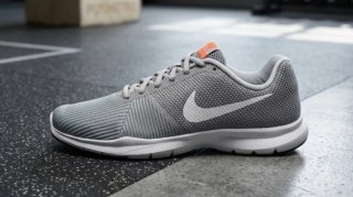 Zapatillas Nike grises y naranjas
