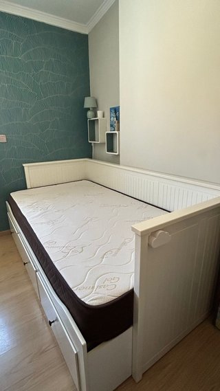 1 Diván Ikea con 2 colchones + Escritorio