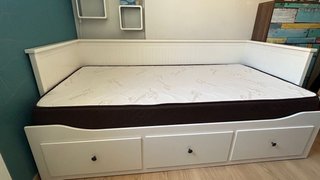 1 Diván Ikea con 2 colchones + Escritorio