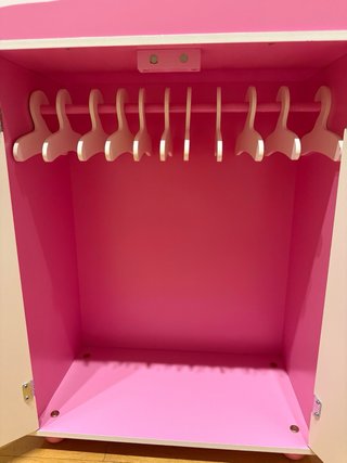 Armario para muñecas rosa y blanco
