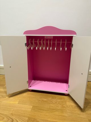 Armario para muñecas rosa y blanco
