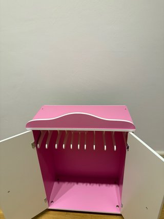 Armario para muñecas rosa y blanco