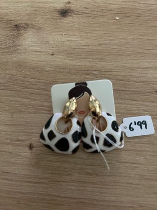 Pendientes blancos y negros