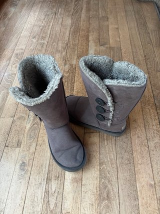 Botas UGG grises con botones
