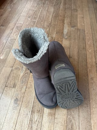 Botas UGG grises con botones
