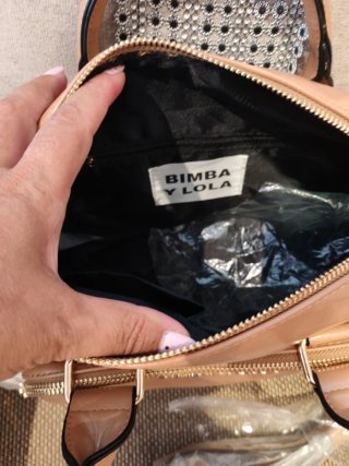 Estiloso bolso beige.