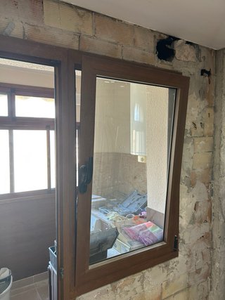 Puerta abatible aluminio y cristal