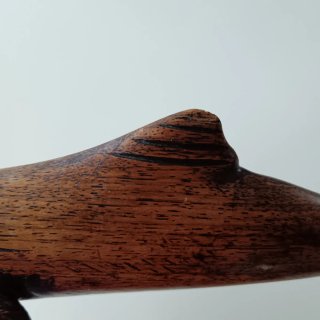 Delfino in legno intagliato a mano