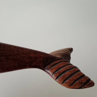 Delfino in legno intagliato a mano
