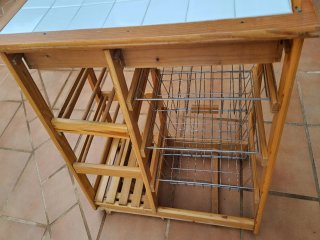 Verdurero de madera con cestas,  botellero y mesa.