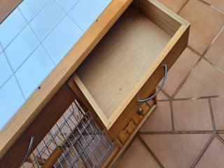 Verdurero de madera con cestas,  botellero y mesa.