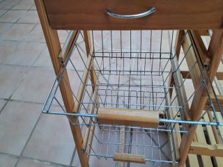 Verdurero de madera con cestas,  botellero y mesa.