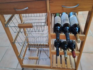 Verdurero de madera con cestas,  botellero y mesa.