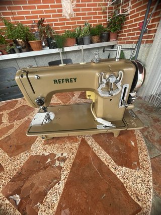 Máquina de coser Refrey