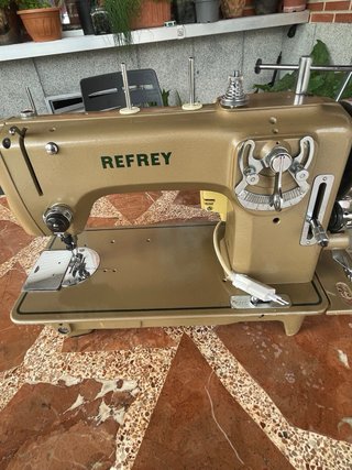 Máquina de coser Refrey