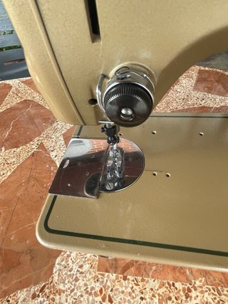 Máquina de coser Refrey