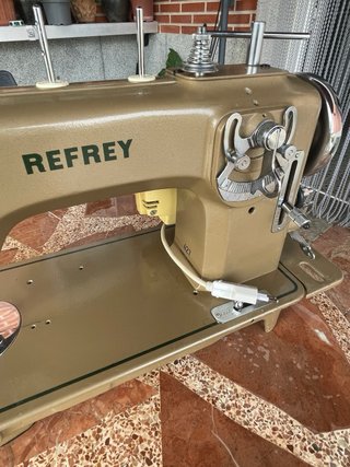 Máquina de coser Refrey