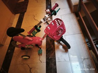 Bicicleta infantil rosa con cesta