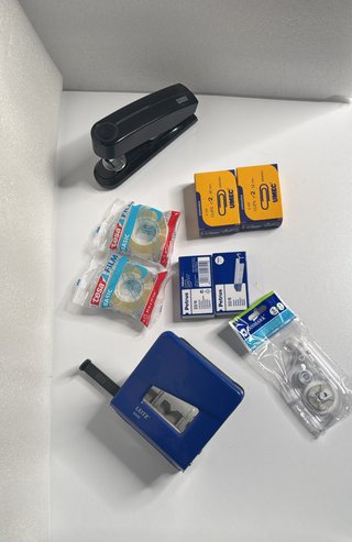 Kit papelería: Grapadora, grapas, celo, clips