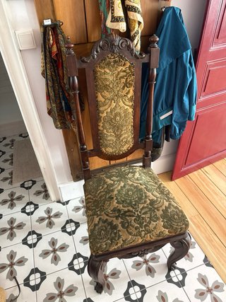 Silla antigua de madera y tela