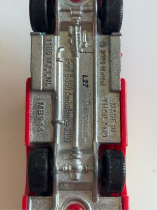 Ambulancia Matchbox Ford E-350 Roja 2009