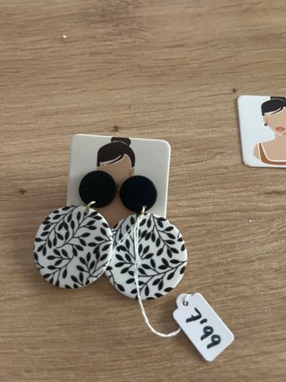 Pendientes redondos con estampado floral