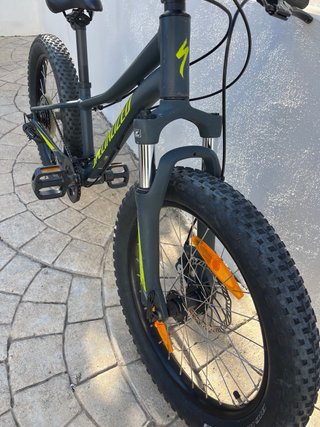 Bicicleta juvenil divertida de cubierta gruesas.