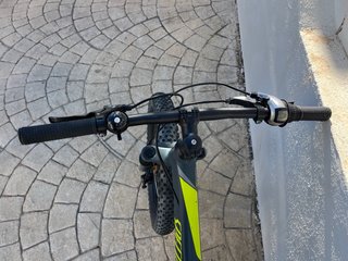 Bicicleta juvenil divertida de cubierta gruesas.