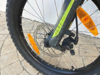 Bicicleta juvenil divertida de cubierta gruesas.