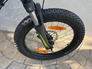 Bicicleta juvenil divertida de cubierta gruesas.