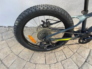 Bicicleta juvenil divertida de cubierta gruesas.