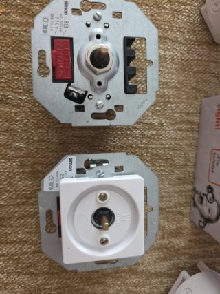 Lote 2 focos LED y 2 bases Simon
