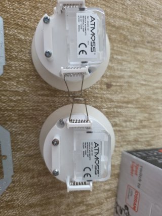 Lote 2 focos LED y 2 bases Simon