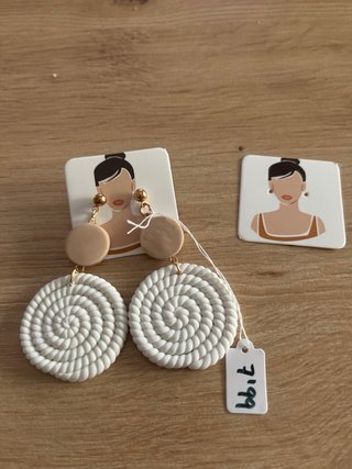 Pendientes beige y blancos