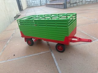 Tractor de juguete rojo con remolque