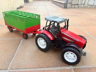 Tractor de juguete rojo con remolque