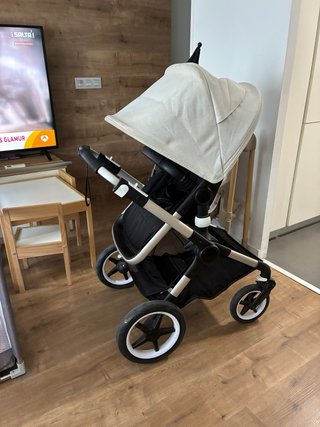 Carro Bugaboo Fox 2 Negro y Beige con sombrilla